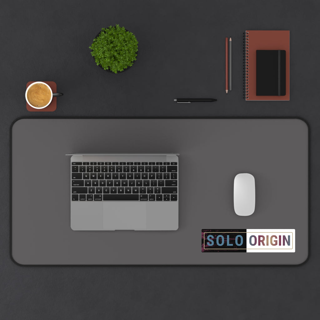 حصيرة مكتب - قاعدة ماوس رمادية بتصميم بسيط مع شعار "SOLO ORIGIN"