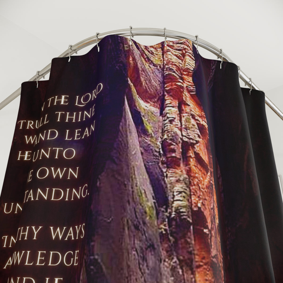 ستارة حمام تحمل آية أمثال 3: 5-6 — "توكل على الرب"، تصميم بنقوش حجرية وقناة مائية وخط "سينزل ديكو"، ديكور حمام قصير بمظهر طبيعي للنهر