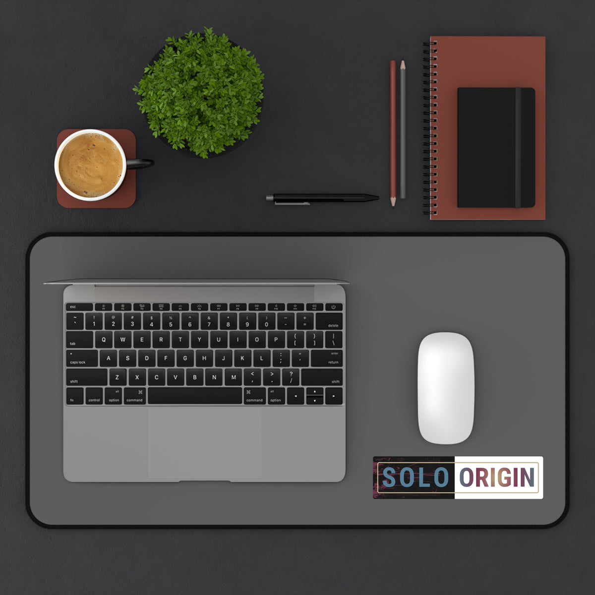 حصيرة مكتب - قاعدة ماوس رمادية بتصميم بسيط مع شعار "SOLO ORIGIN"